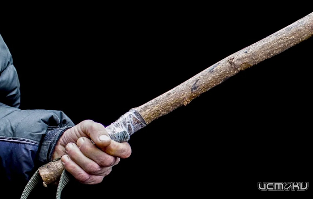 Житель Залегощенского района пытался палкой забить приятеля