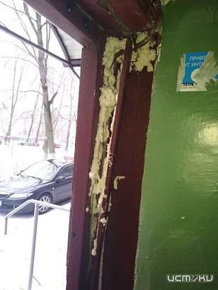 Глазами очевидцев: орловчанка рассказала о "качественном" ремонте двери