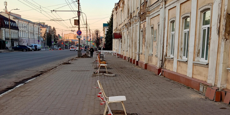 Орловское ноухау: стулья вместо деревьев начали расти в городе