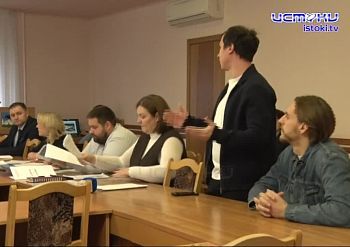 Приедут туристы и, видимо, сразу на скейты и в парк