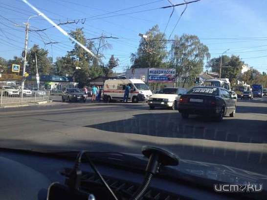 В Орле иномарка столкнулась с автомобилем «скорой помощи»