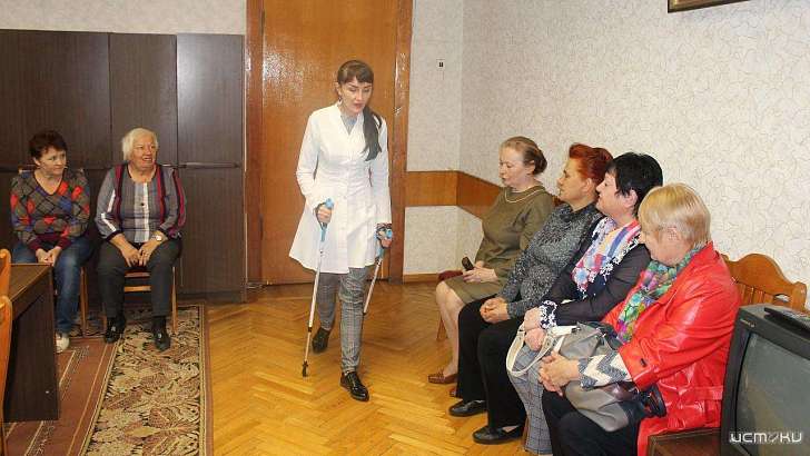 В Орле пенсионеров обучали скандинавской ходьбе