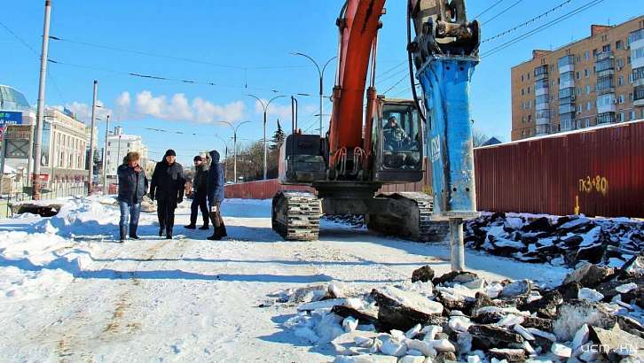 С Красного моста сняли асфальт