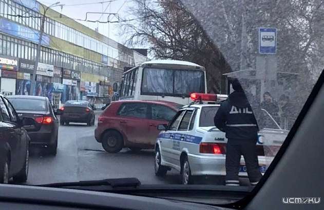 В Орле собралась пробка из-за иномарки, перегородившей дорогу
