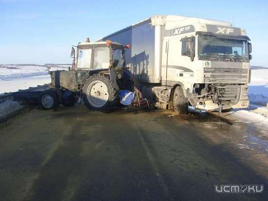 Под Орлом грузовик DAF въехал в трактор