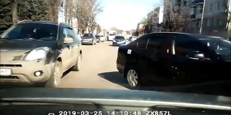 Видео: в Орле нетерпеливый водитель «Шкоды» объеха