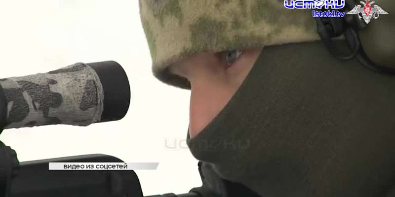 У ДС "Динамо" пешеходам опасно ходить - на голову могут упасть ледяные глыбы, «Газстройкомплект» год ремонтировал кровлю дома №17 по ул. 7 Ноября, а н...