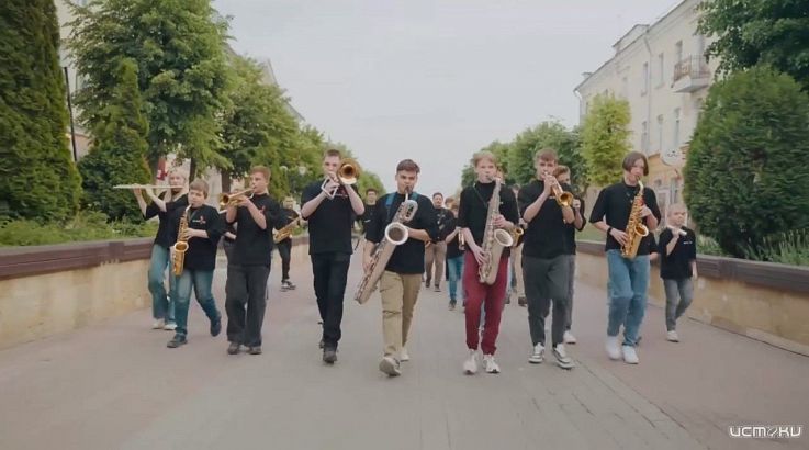 Необычный флешмоб устроили музыканты духового оркестра «Прометей» в самом центре Орла