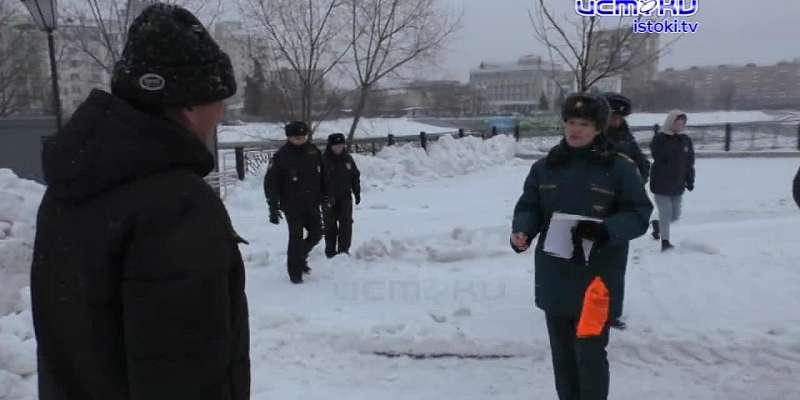 Выходить на лёд нельзя! Спасатели провели рейд на реке Оке в Орле, чтобы напомнить жителям об опасности нахождения на льду в период ледостава