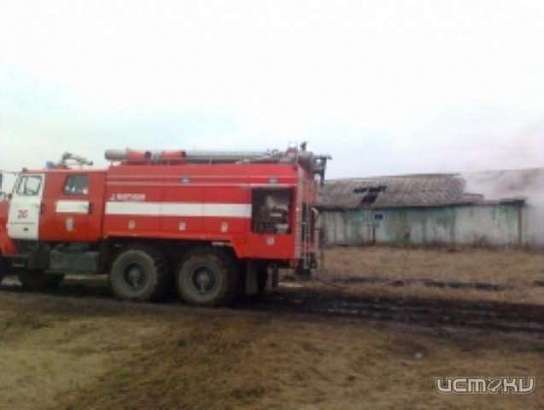 В поселке Хотынец горело одноэтажное здание