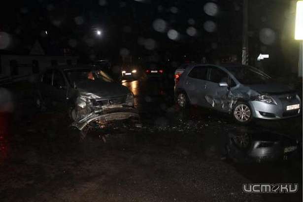 В Орловской области на перекрестке столкнулись Тойота и Рено. Две пассажирки попали в больницу