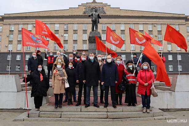 Орловские коммунисты, несмотря на строгий запрет массовых мероприятий в регионе, отметили годовщину Октябрьской революции