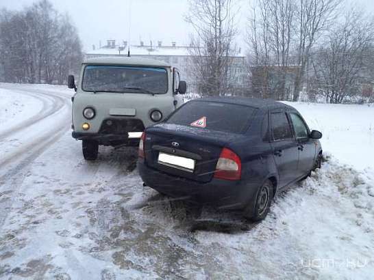 В Хотынце лоб в лоб столкнулись микроавтобус и «Лада-Калина»