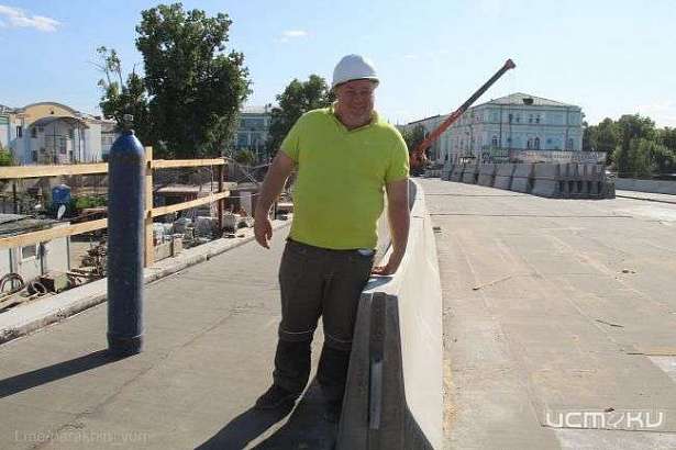 В Орле на Красном мосту устанавливают ограждение для защиты пешеходов от летящей грязи из под колёс машин