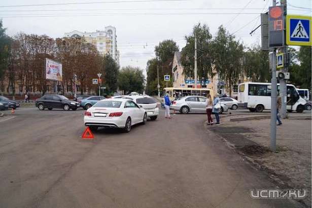 Тройное ДТП: в Орле на перекрестке не смогли разъехаться иномарки