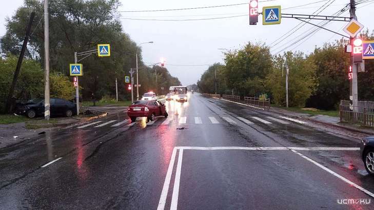 В Орле в аварии легковушки и иномарки пострадали два человека