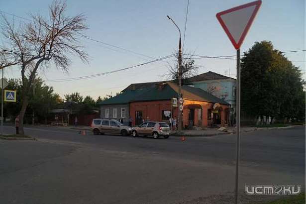 В Орле водитель «Лады» сбил подростка и врезался во встречную легковушку