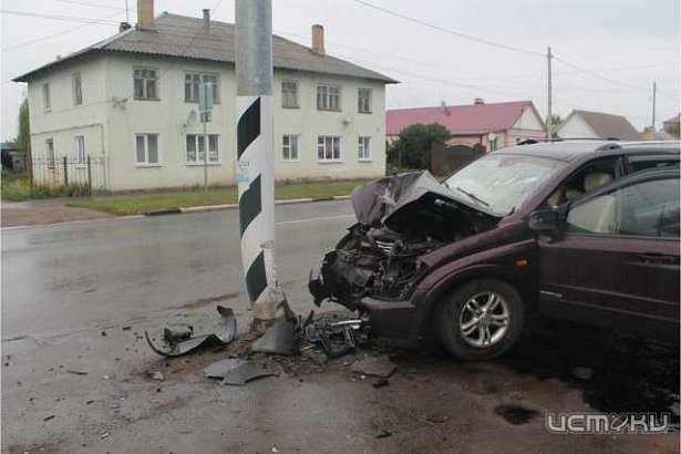 В Орловской области 24-летняя автоледи въехала в столб линии электропередач