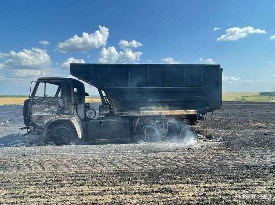 Под Орлом на поле с пшеницей полыхал «КАМАЗ»