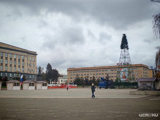 На главной площади Орла устанавливают елку