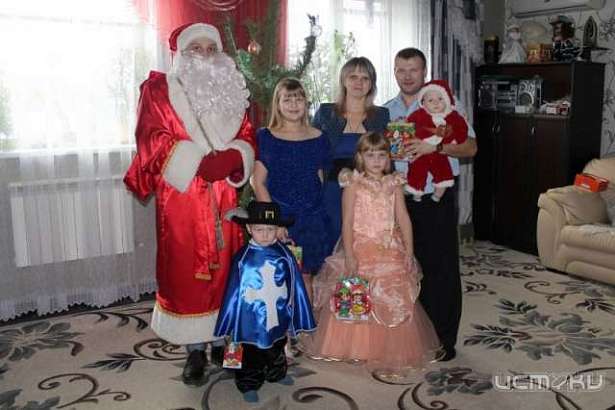 Полицейский Дед Мороз поздравил детей из многодетных семей 