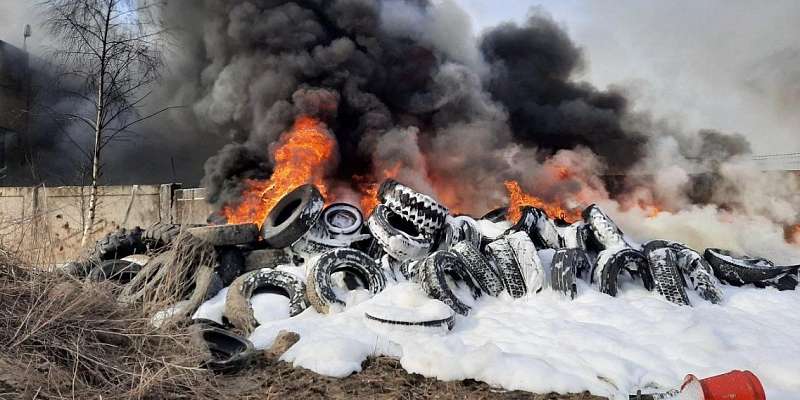 Из-за горевших автопокрышек в Орле полыхала трава на 800 кв. м