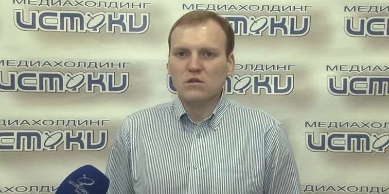 В аварийном доме обрушилась стена, "Зеленая роща" осталась без директора, пенсионеры требуют отмены безлимитных проездных. Новости за 90 секунд