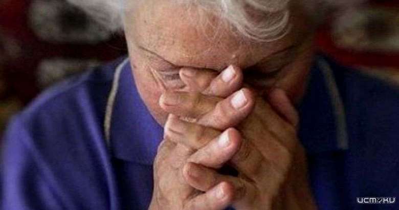 В Хомутово у пенсионерок силой отнимали деньги