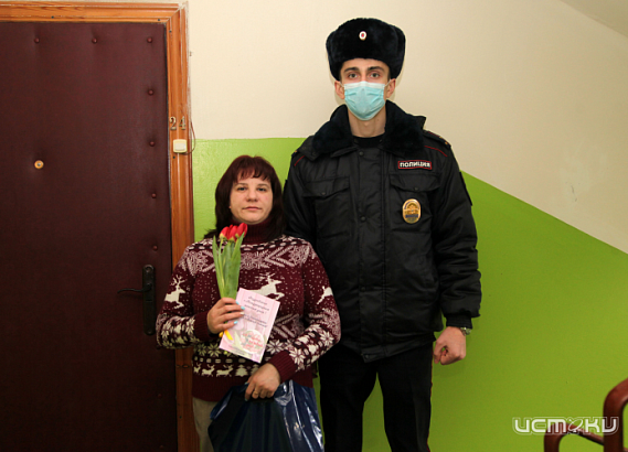 Орловские полицейские поздравили многодетных мам с наступающим 8 марта