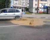 Видео: третий фонтан поливает машины посреди проезжей части в Орле