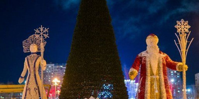 Не только орловчан напугали гигантские Дед Мороз и Снегурочка