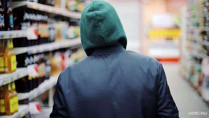 Мимо кассы: 22-летний амчанин ушел из магазина с 24 банками пива