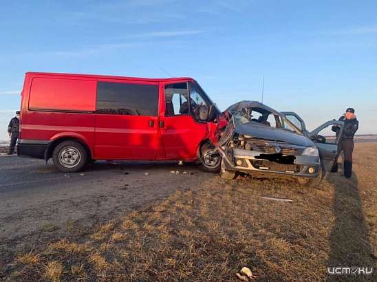 На орловской трассе столкнулись легковушка и микроавтобус. Погиб 7-летний мальчик