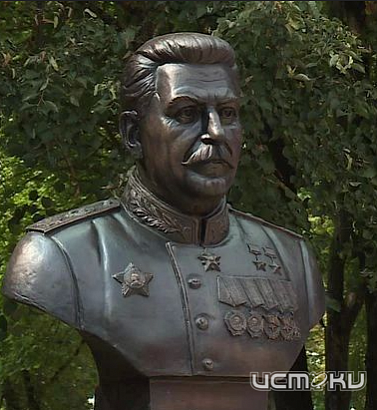 Миллион с лишним на бюст Сталина: депутат Курдюмов раскритиковал траты бюджета в Орле