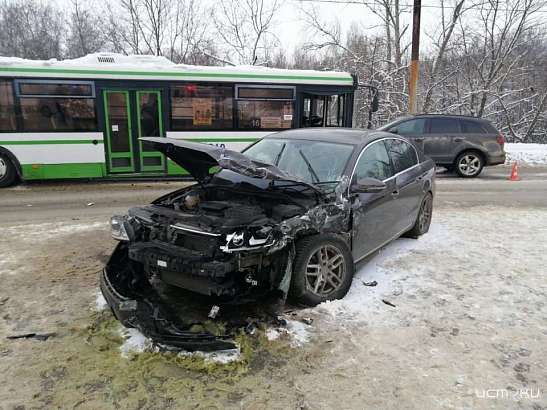 В Орле автобус попал в тройное ДТП