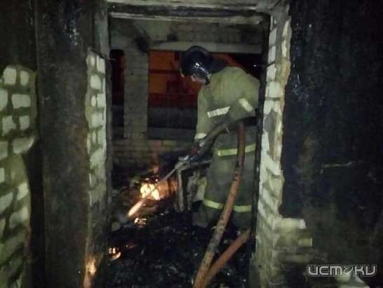 В Кромах из-за удара молнии сгорел жилой дом