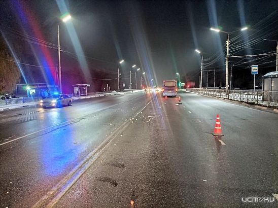 В Орле пешеход попал под колеса автобуса, перебегая дорогу в неположенном месте