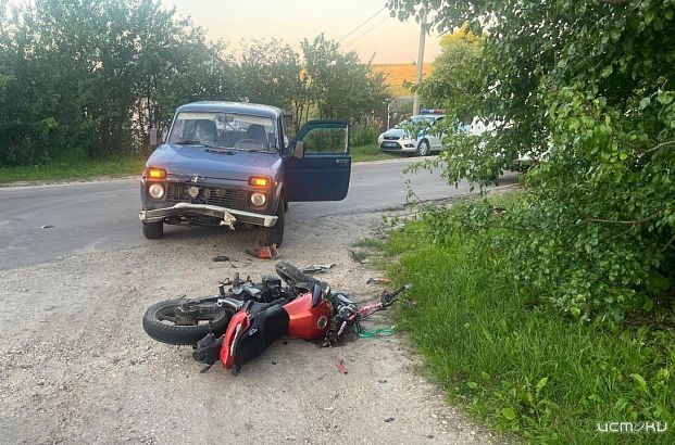 Под Орлом «Нива» врезалась в несовершеннолетнего мотоциклиста