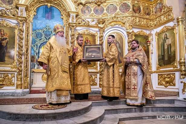 Владыка Тихон передал Богоявленскому собору Орла икону «Христос во гробе» с частицей Гроба Господня