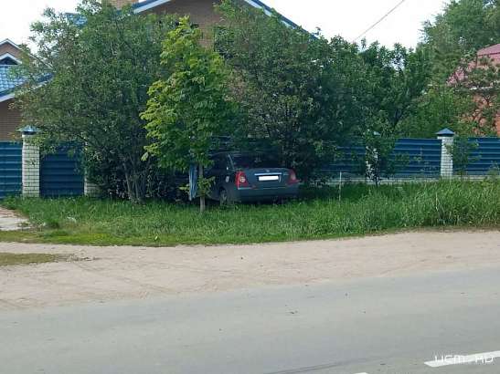 Во Мценске иномарка на большой скорости врезалась в забор частного дома