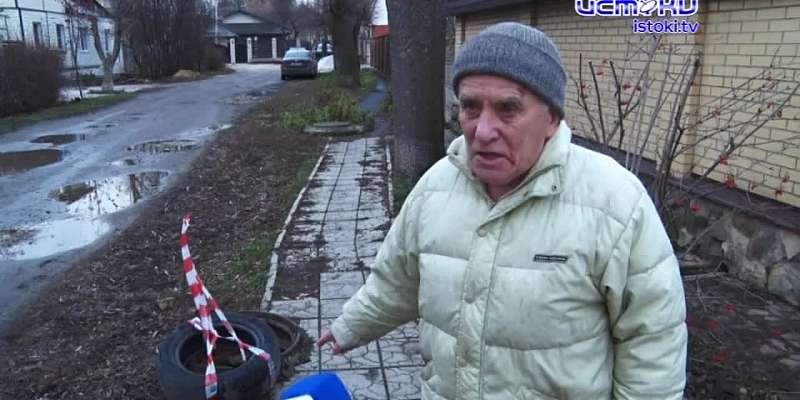 Открытый колодец, рядом с которым в школу ходят дети, не могут закрыть уже почти неделю