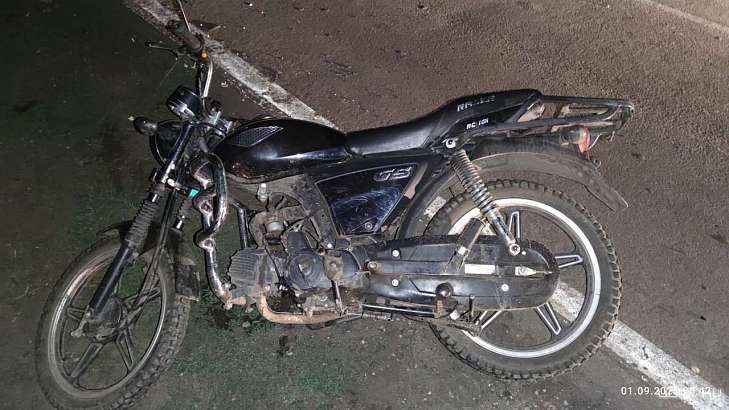 Под Орлом мужчина на мопеде потерял управление и опрокинулся