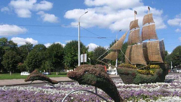 В Орле начали устанавливать топиарные фигуры