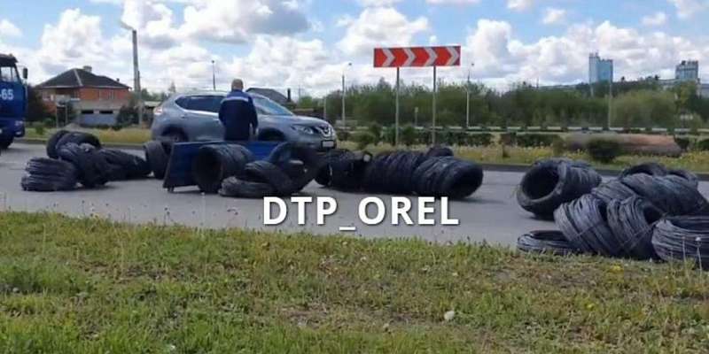 Фотофакт: водитель авто растерял груз на кольцевой развязке в Орле