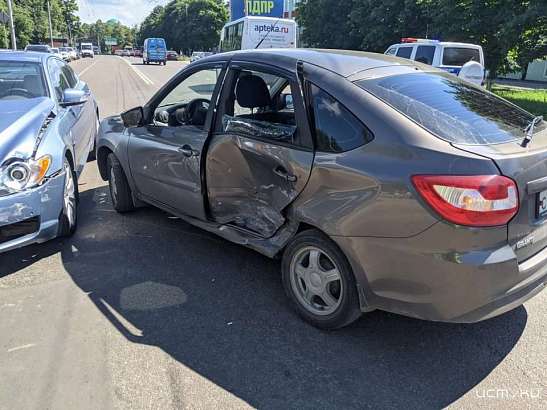 На Наугорском шоссе Орла столкнулись «Лада» и «Ягуар»