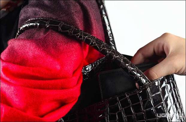 В Ливенском районе женщина украла кошелек с 68 тысячами рублей 