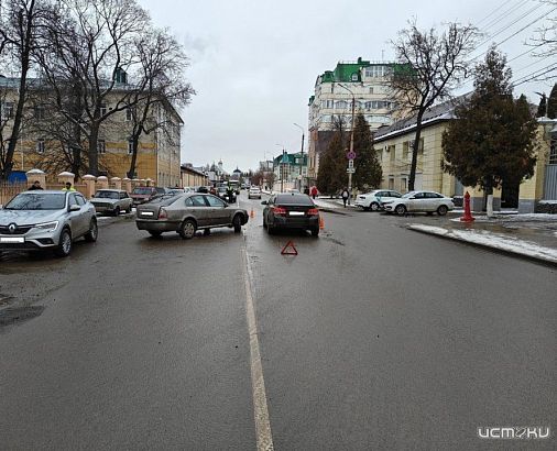 Неудачный разворот: в Орле столкнулись три автомобиля