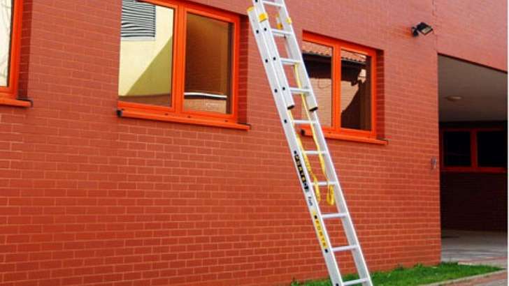 Двое жителей Орловщины оставили женщину без алюминиевой лестницы