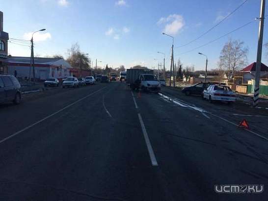 В Орловской области водитель-пенсионер попал в больницу после того, как не уступил дорогу грузовику