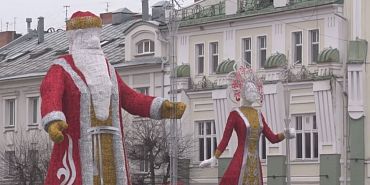 Гигантский Дед Мороз и его внучка